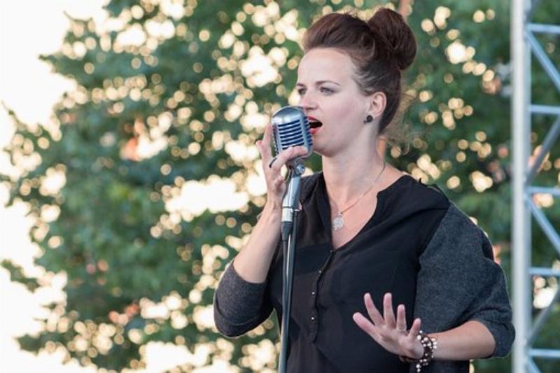 Cantatrice interprétant un air célèbre d'opéra français avec une voix féminine puissante